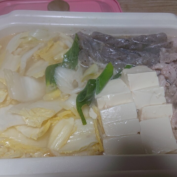 鶏ガラとごま油で！水炊き鍋